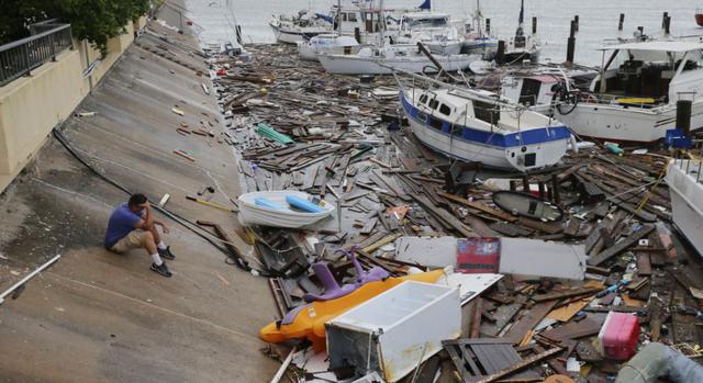 Allen Heath examina el daño a un puerto deportivo privado después de que fue golpeado por el huracán Hanna en Corpus Christi, Texas. El bote de Heath y otros 30 más se perdieron o sufrieron daños. (Foto: AP / Eric Gay).
