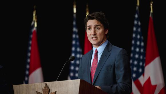 El primer ministro de Canadá, Justin Trudeau, realiza una conferencia de prensa conjunta con el presidente de los Estados Unidos, Joe Biden, en el edificio Sir John A. Macdonald en Ottawa. (Foto: ANDREJ IVANOV / AFP)