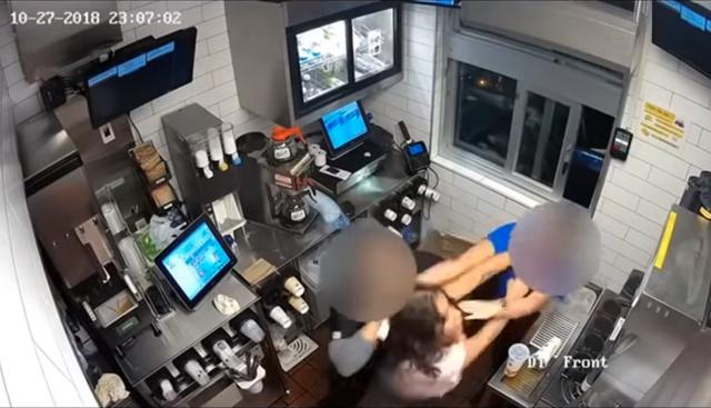 Una mujer irrumpió en un McDonald's y atacó al gerente por falta de bolsitas de kétchup. (Santa Ana Police Department / YouTube)<br>