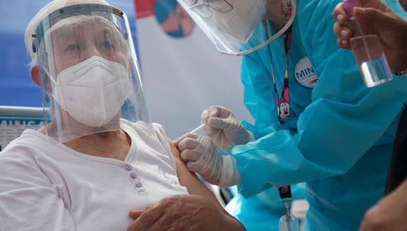 Los primeros en recibirla serán adultos mayores a partir de 70 años y personal de salud. (Foto: GEC)