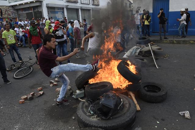 Venezuela: Militares dispersan con gases lacrimógenos a manifestantes en Ureña, en puente fronterizo con Colombia. (Foto: AFP).