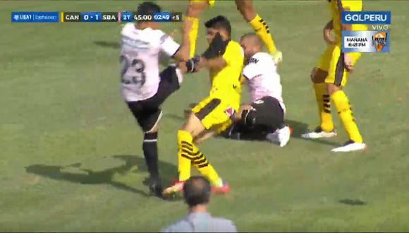 Jesús Barco cometió una dura falta contra Jesús Castillo de Cantolao. (Foto: Gol Perú)