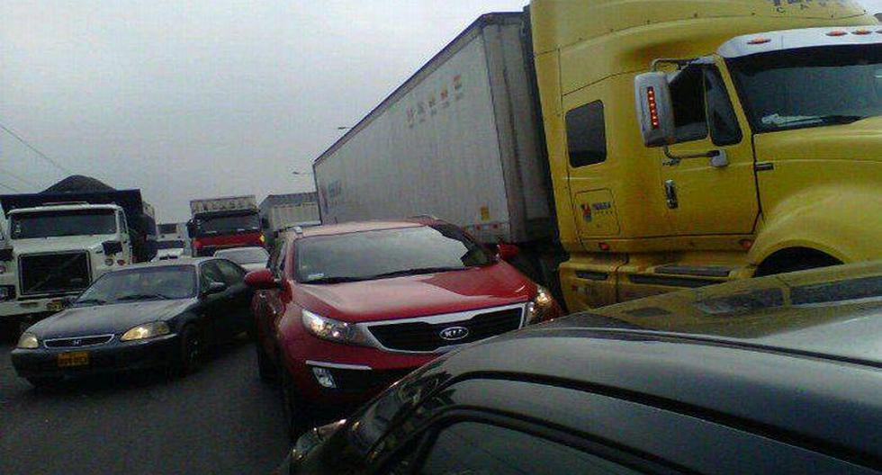Congestión vehicular en Vía Evitamiento. (Foto: Twitter/@joannita26)