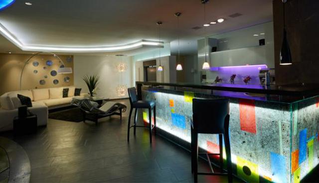 La iluminación juega un papel importante en el bar. Úsala para sorprender a tus invitados. (Foto: Shutterstock)