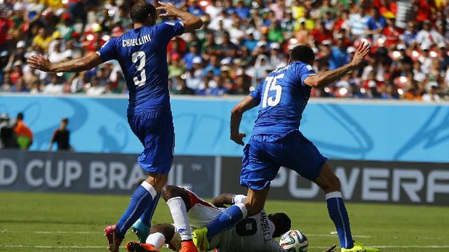 Italia vs. Costa Rica: árbitro no cobró penal contra Campbell - 1