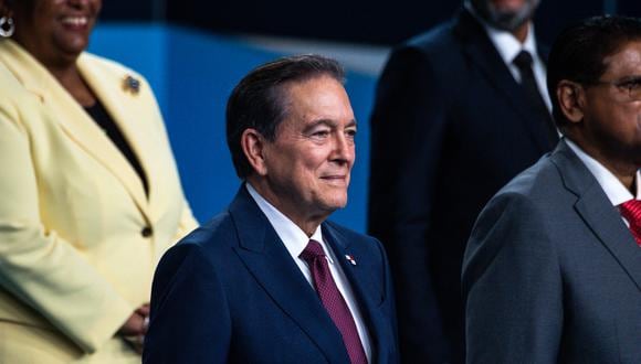 El presidente de Panamá, Laurentino Cortizo Cohen (centro), posa para una foto familiar durante la IX Cumbre de las Américas en Los Ángeles, California.