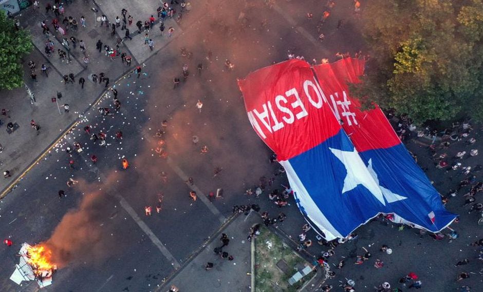 La ola de protestas sociales en Chile ha dejado un saldo de 19 muertos, al menos 600 heridos y más de 6.000 detenidos, según informó la Fiscalía. (Foto: AFP).