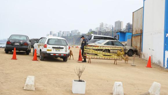 La Unidad de Salvataje de la PNP ha convertido un sector de la playa en un estacionamiento para vehículos particulares. (Foto: Giancarlo Ávila/El Comercio)