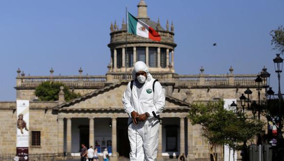 Coronavirus en México | Ultimas noticias | Último minuto: reporte de infectados y muertos viernes 3 de abril del 2020 | Covid-19 | Un trabajador sanitario desinfecta una calle en Guadalajara. (Foto: AFP).