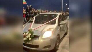 Chile: en medio de protestas, manifestantes dan paso al auto de pareja de recién casados