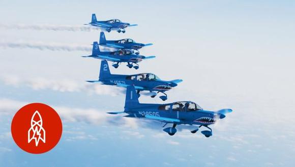 El método skytyping consiste en cinco aviones que vuelan en formación para repartirse la tarea de escribir un mensaje. (Foto: YouTube)