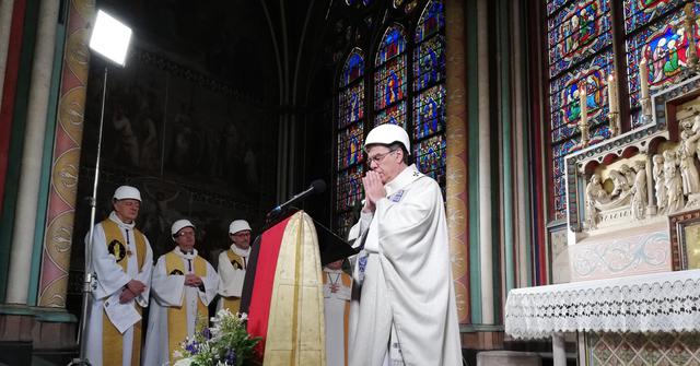 Notre Dame celebra en condiciones precarias su primera misa tras incendio. Los curas tuvieron que usar cascos. (EFE).
