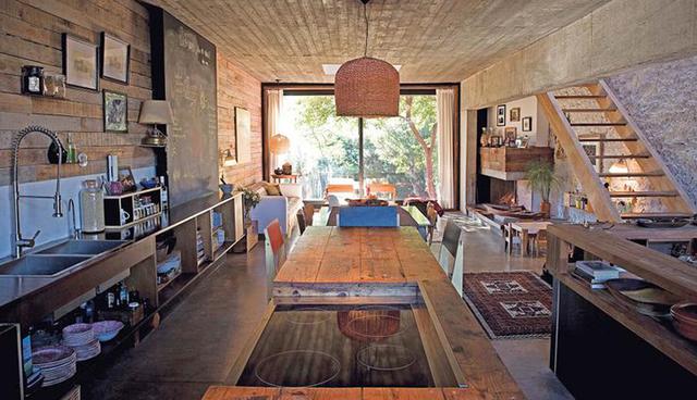 Esta casa se caracteriza por usar elementos que ecológicos. La mesa de la cocina se hizo con dos cajoneras de cedro macizo. (Foto: Javier Csecs/ La Nación)