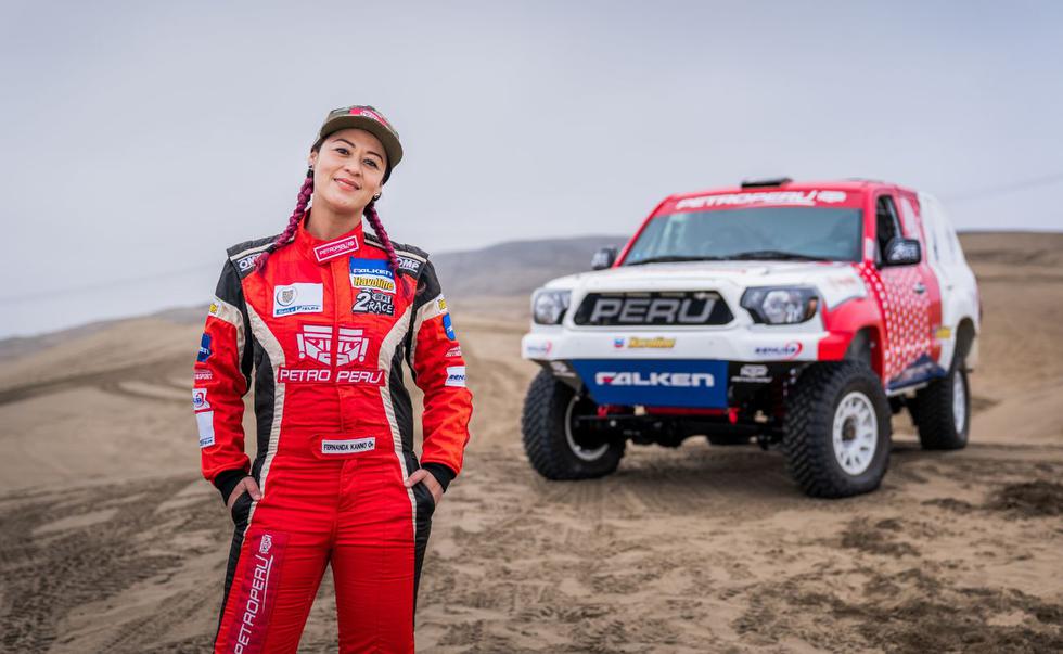 Fernanda Kanno es periodista, pero su amor por los motores la llevó a convertirse en piloto y hacer historia al ser la primera piloto mujer peruana que corrió y terminó un Rally Dakar (2020)