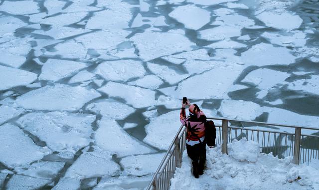 Ola de frío ártico en Estados Unidos: helada brutal congela Chicago. Una persona toma una foto del congelado río Chicago (Foto: Reuters).