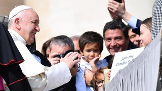 Francisco insta a sacerdotes a "ensuciarse" con heridas y angustias de la gente
