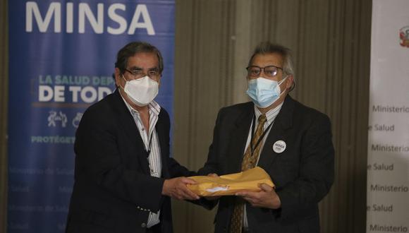 Ayer, Fernando Carbone (a la izquierda con un "pin" en el terno) entregó el informe del grupo de trabajo que presidió al ministro de Salud, Óscar Ugarte. (Foto: Britanie Arroyo / GEC)