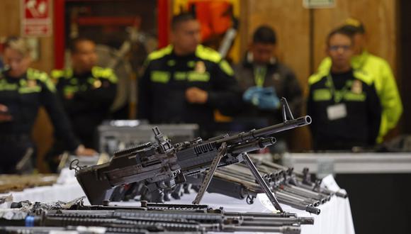 Armamento incautado, mostrado por la policía el 16 de enero de 2023, durante una rueda de prensa en la dirección General de la Policía en Bogotá, Colombia. (Foto de Mauricio Dueñas Castañeda / EFE)