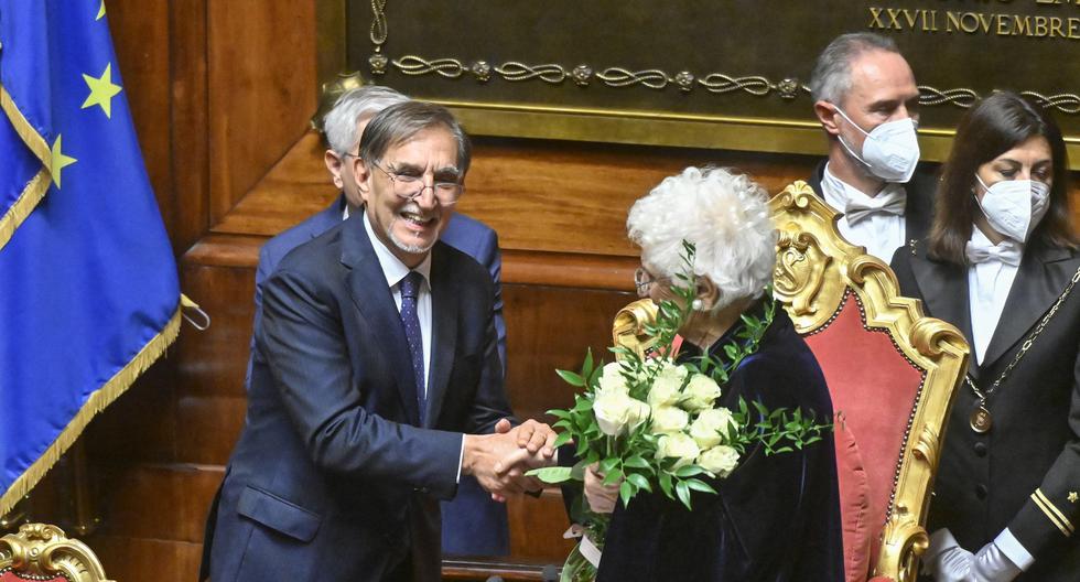 Hoy, jueves 13 de octubre, el presidente electo del Senado italiano, Ignazio La Russa, estrecha la mano de la senadora Liliana Segre. EFE