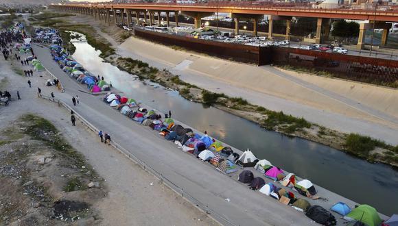 Vista aérea de migrantes acampando a orillas del río Bravo (o río Grande, como se le llama en EE. UU.) en Ciudad Juárez, estado de Chihuahua, México, tomada el 15 de noviembre de 2022. (Foto por HERIKA MARTÍNEZ / AFP)