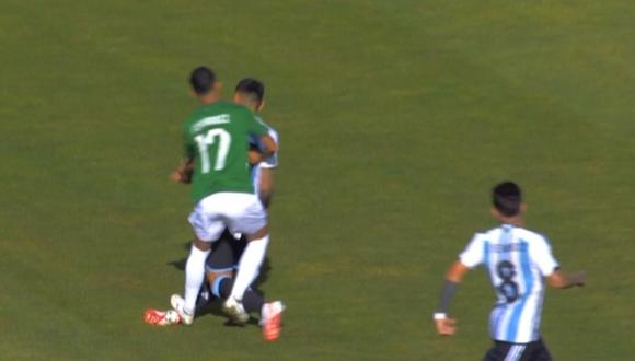 Argentina vs. Bolivia: la inconcebible entrada de Roberto Fernández sobre ‘Cuti’ Romero que generó su expulsión. (Foto: captura)