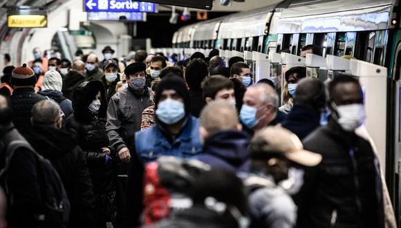 En esta foto de archivo tomada el 14 de mayo de 2020, los viajeros con máscaras faciales caminan en la plataforma de Saint-Lazare de la estación de metro de la línea 13 en París durante las medidas de cierre tomadas para frenar la propagación del COVID-19 (Foto por Philippe LÓPEZ / AFP)