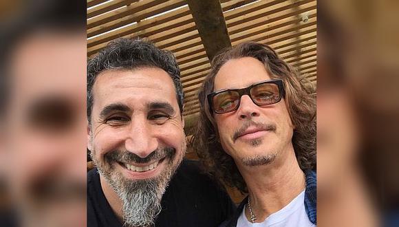 Serj Tankian publicó en Facebook una fotografía en la que aparece junto a Chris Cornell. Publicación es un éxito viral en la red social.