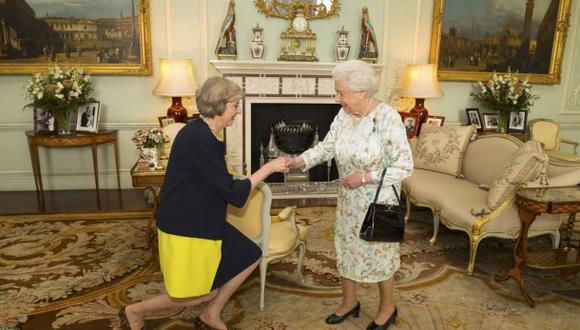 Reina Isabel II nombra a Theresa May como primera ministra