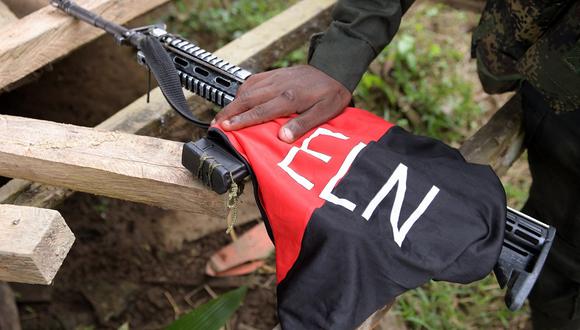 Detalle del arma de un rebelde de la patrulla del Ejército de Liberación Nacional (ELN) cerca del río Baudó en la provincia de Chocó, Colombia, el 26 de octubre de 2023. (Foto de Daniel Munoz / AFP)