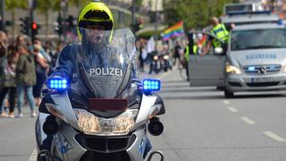 Policía castiga de singular forma a tres jóvenes que viajaban sin casco en una motocicleta