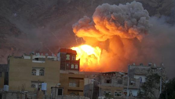 Yemen: Bombardeo contra almacenes de armas deja 90 muertos