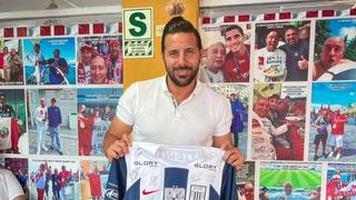 Claudio Pizarro recibe camiseta firmada de Alianza Lima bicampeón y posa orgulloso