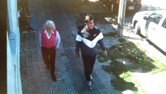 El estafador junto a una de sus víctimas captado por una cámara de seguridad. (Ministerio del Interior de Uruguay)