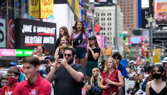 La gente participa en un evento en Times Square el 11 de junio de 2021 en la ciudad de Nueva York, tras el levantamiento de muchas restricciones por la pandemia de coronavirus. (Foto de Angela Weiss / AFP).