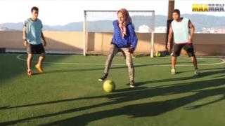‘Abuela’ sorprendió con sus habilidades futbolísticas [VIDEO]
