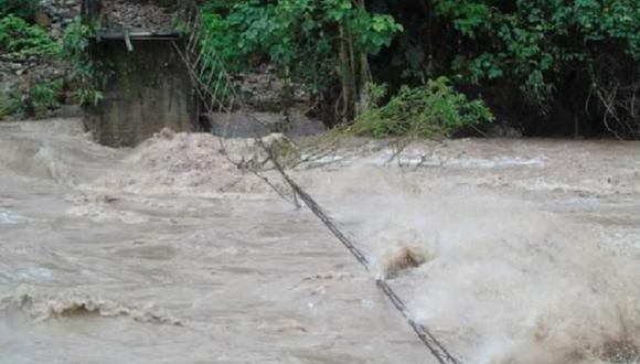 De otro lado, el incremento en el caudal del río Pasco ocasionó el colapso de un puente peatonal en el sector de Casa Blanca, ubicado en el distrito de Pozuzo (Foto: COEN)