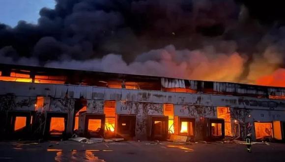 Un almacén de alimentos congelados en la región de Kiev se incendió el sábado como resultado de los bombardeos, según los Servicios Estatales de Emergencia (SES) de Ucrania. (Reuters).