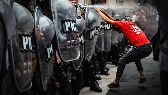 Un manifestante se enfrenta a la policía este lunes, durante una protesta contra el gobierno de Milei, en Buenos Aires, Argentina. (EFE/ Juan Ignacio Roncoroni).