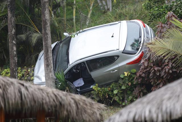 El chofer salió ileso tras el despiste de su vehículo. Un árbol de bambú amortiguó su caída. (Foto: Jesús Saucedo / GEC)