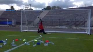 Arquero Petr Cech demuestra reflejos en curioso entrenamiento