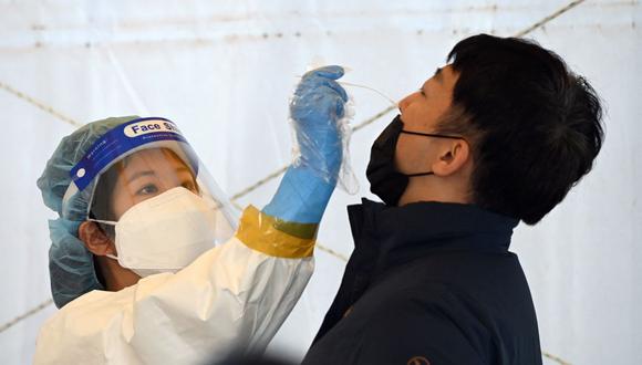 Personal médico hace una prueba para detectar el coronavirus covid-19 en Seúl, Corea del Sur, el 14 de diciembre de 2021. (Jung Yeon-je / AFP).
