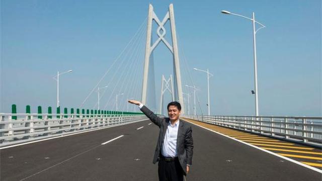 Se espera que el puente se abra al transporte recién en el verano de 2018 (invierno en el hemisferio sur), pero ya recibe visitantes. (AFP)