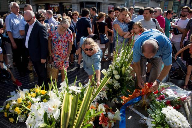 Foto 1 | El acto conmemorativo se inició con la colocación de flores en el famoso paseo Las Ramblas de la capital catalana, donde una camioneta arremetió contra peatones hace un año. (Foto: AFP)&nbsp;