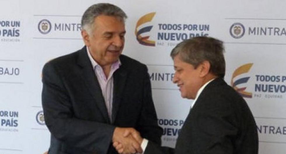 Apretón de manos de ambos ministros luego de firmar el memorándum. (Foto: Ministerio de Trabajo de Colombia)