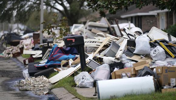 Montones de escombros yacen en las aceras el martes 7 de septiembre de 2021, parte de un proceso de limpieza de los hogares inundados por el huracán Ida, en LaPlace, Louisiana. (AP Foto/Gerald Herbert).