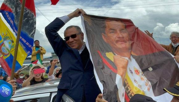 El exvicepresidente de Ecuador, Jorge Glas, saluda después de ser liberado de prisión, el 10 de abril de 2022. (Foto de Mateo Flores / AFP).