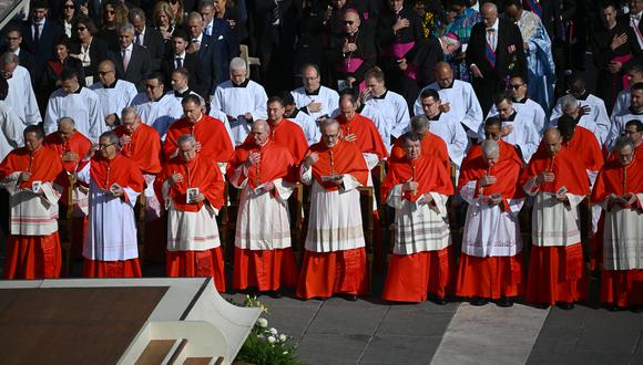Los futuros cardenales se presentan durante un consistorio para crear 21 nuevos cardenales en la plaza de San Pedro en el Vaticano el 30 de septiembre de 2023. (Foto de Filippo MONTEFORTE / AFP)