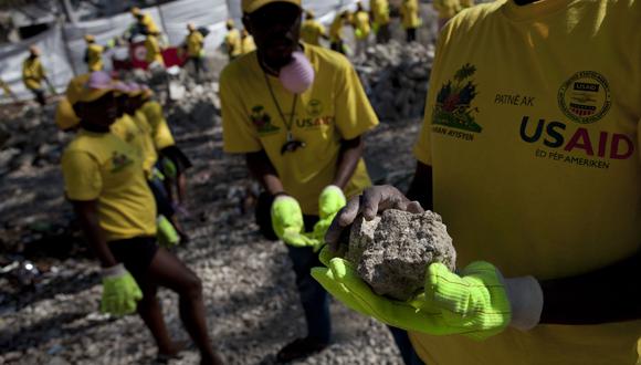Tresja Denysenko se había desplazado a Haití como parte del Equipo de Asistencia para Respuesta ante Desastres de la USAID. En esta imagen haitianos contratados con fondos de USAID remueven escombros de los edificios dañados durante el terremoto de 2011. (Foto: Jonathan Torgovnik/Getty Images)