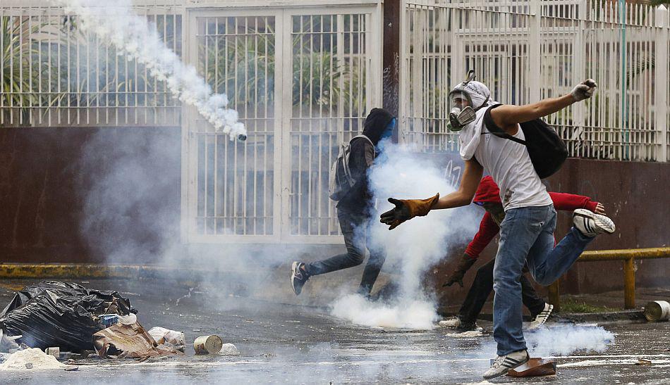 Se desborda la violencia en Caracas tras acción militar - 13