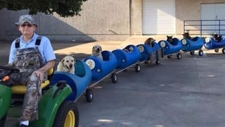 Eugene Bostick, el abuelo de 80 años que construyó tren para pasear a los perros abandonados de su localidad